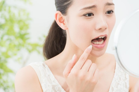 インプラントの歯周病、インプラント周囲炎とは？症状・治療法を解説