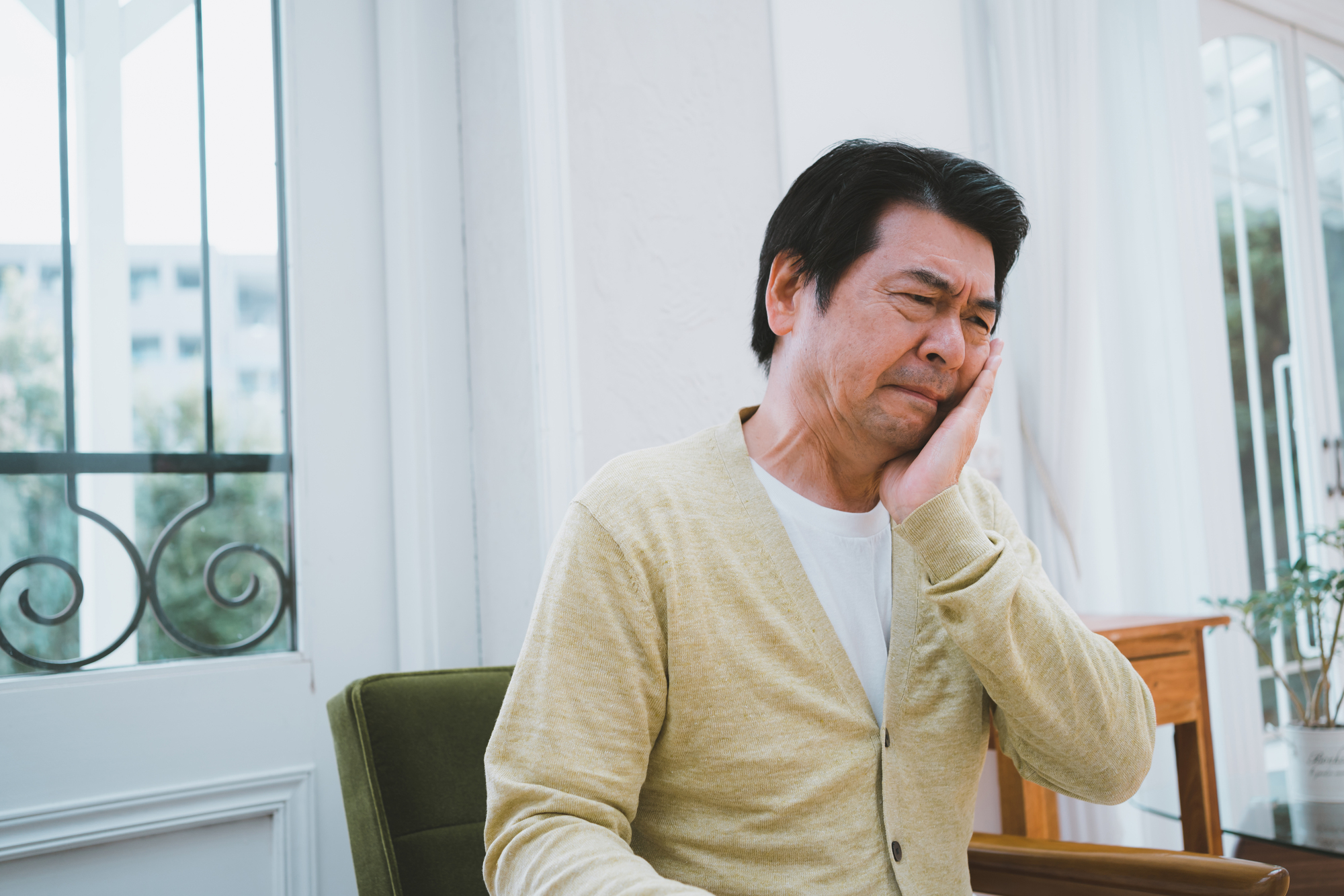 インプラントが割れた！理由と対処方法・費用、予防方法をまとめて解説